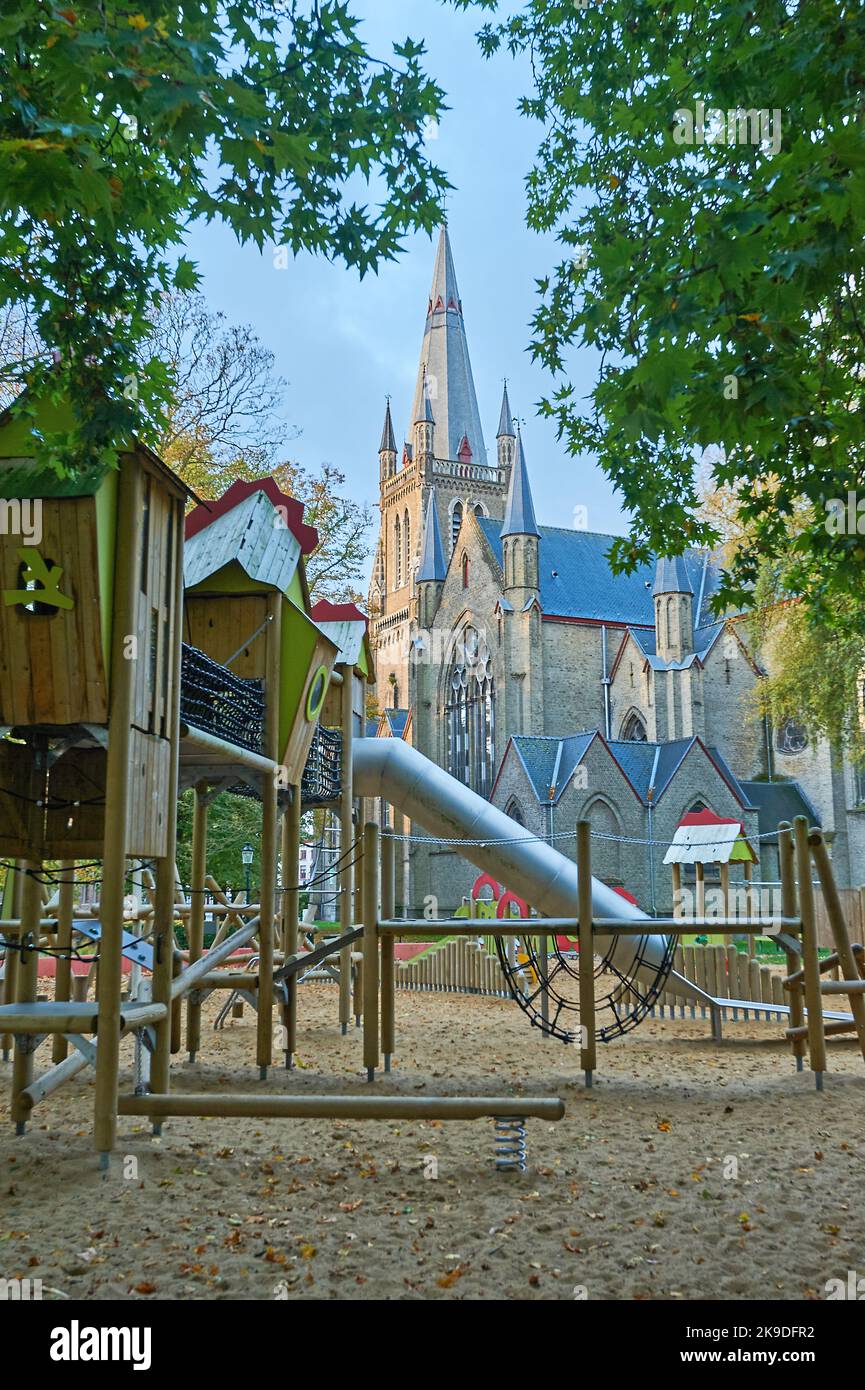 Kinderspielplatz auf dem Gelände der St. Magdalena-Kirche in Brügge, Belgien Stockfoto