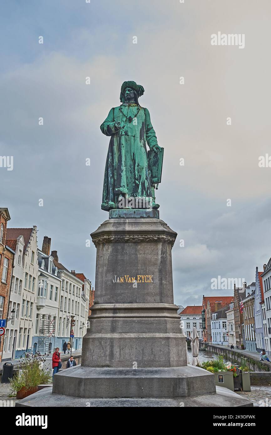 Brügge, Belgien und die Statue des altniederländischen Malers Jan van Eyck steht am Ende von Spiegelrei. Stockfoto