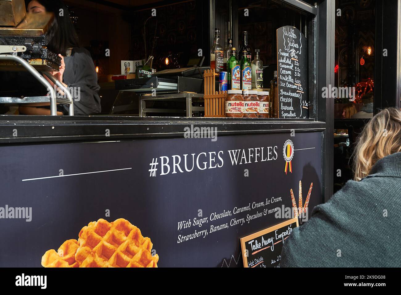 Brügge (Brügge) und ein Geschäft mit belgischen Waffeln Stockfoto