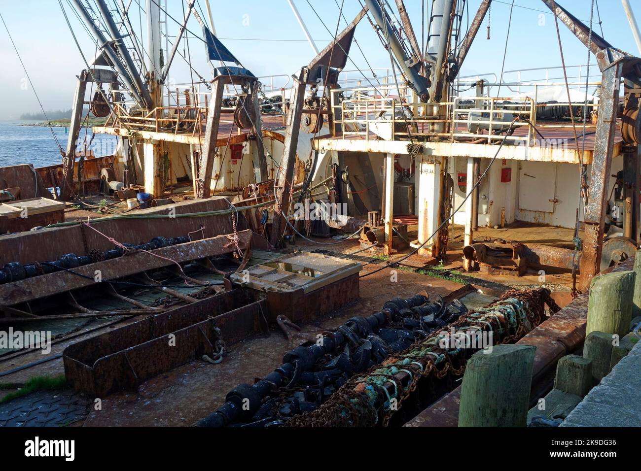 Alte rostige Fischtrawler - Ein Fischtrawler ist ein kommerzielles Fischereischiff, das für den Betrieb von Fischtrawlen entwickelt wurde. Die Schleppnetzfischerei ist eine Methode, diese zu fischen Stockfoto