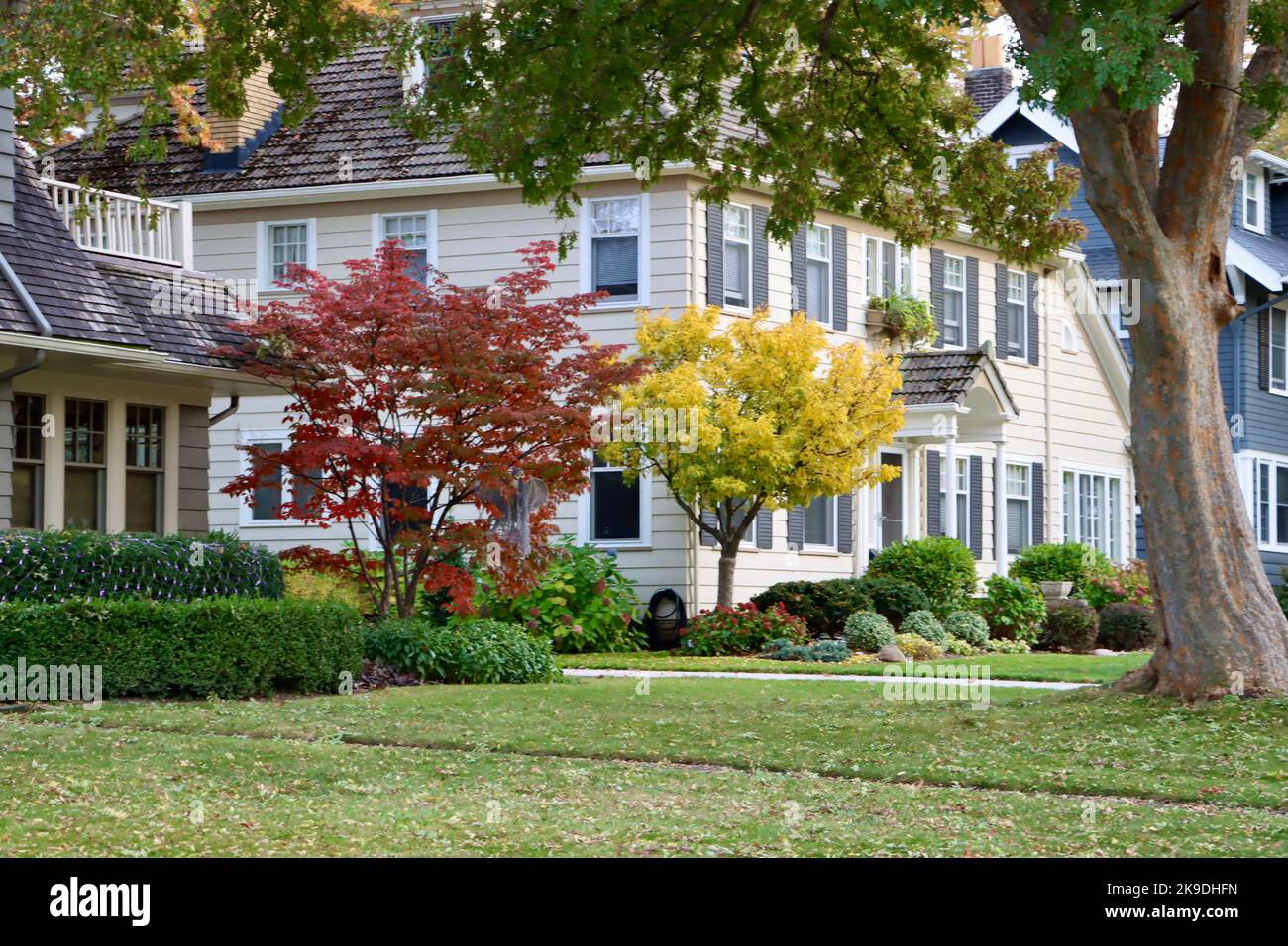 Häuser und Eigentumswohnungen in einer Wohnstraße in Lakewood, Ohio Stockfoto