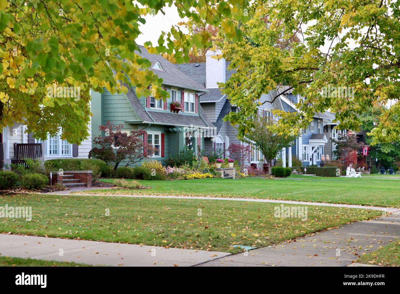 Häuser und Eigentumswohnungen in einer Wohnstraße in Lakewood, Ohio Stockfoto