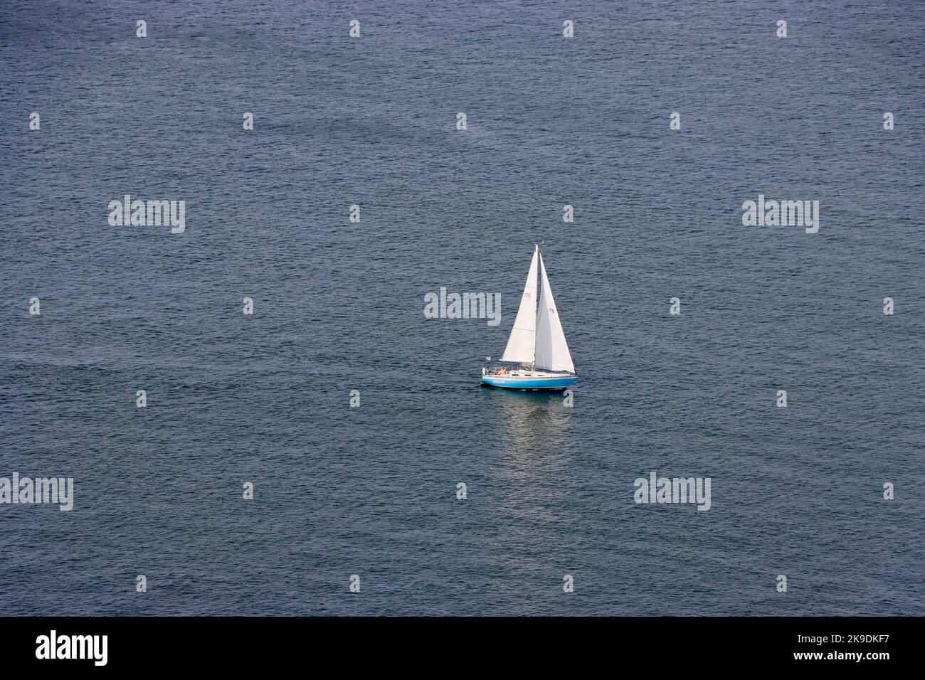 Einsames kleines Segelboot weit draußen auf dem riesigen Lake Erie. Stockfoto