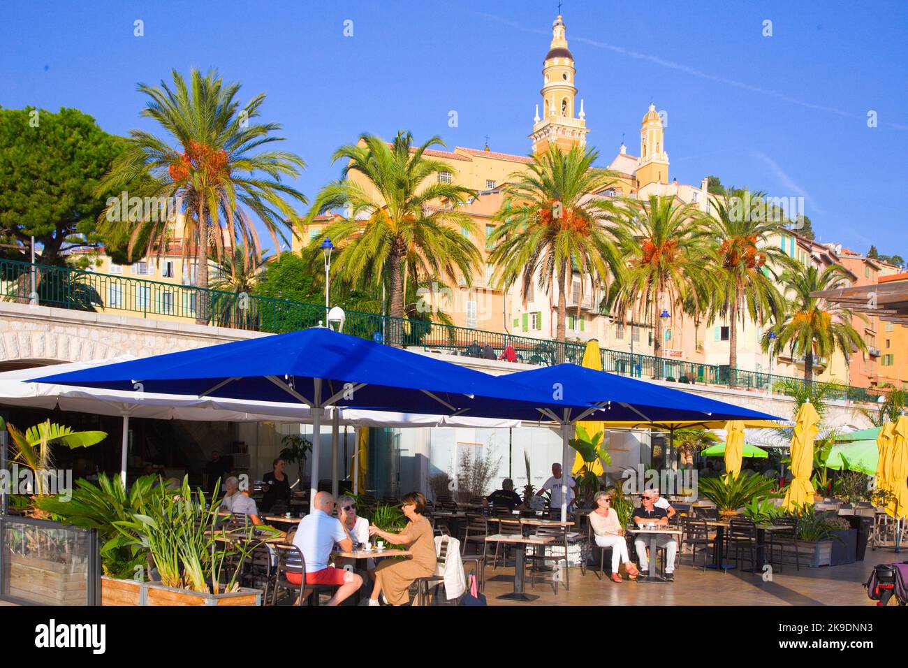 Frankreich, Cote d'Azur, Menton, Skyline, Café, Menschen, Tourismus, Stockfoto