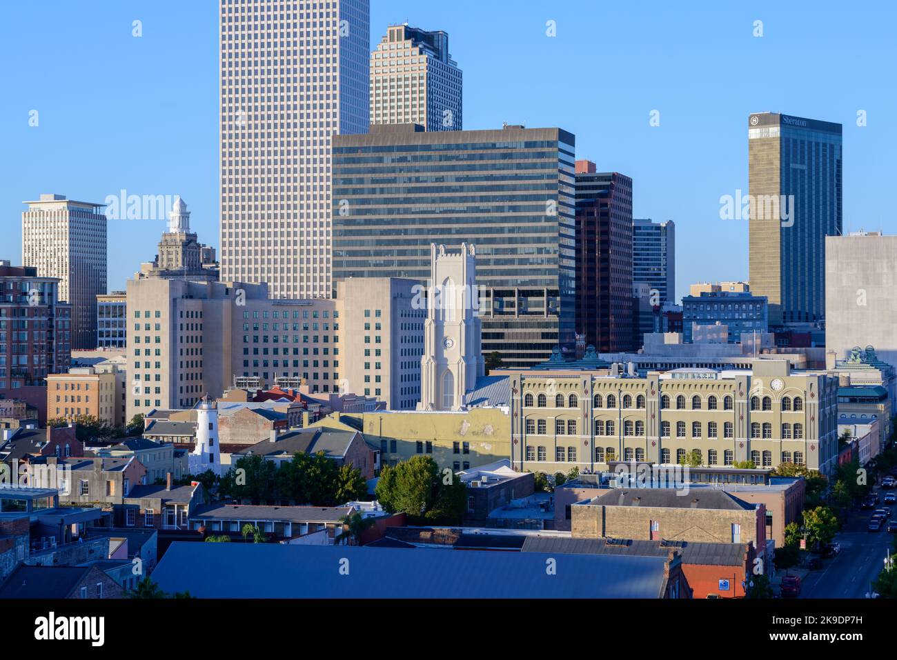 NEW ORLEANS, LA, USA - 25. OKTOBER 2022: Breites Stadtbild des zentralen Geschäftsviertels mit St. Patrick's Church im Zentrum Stockfoto