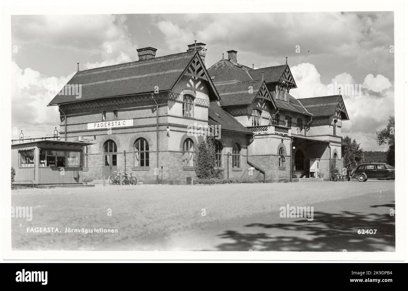 Mit der Einweihung der staatlichen Hauptstrecke zwischen Frövi und Krylbo wurde der Bahnhof ebenfalls 1900 eingeweiht. Västanfors wurde vor 1947, wenige Jahre nach der Gründung der Stadt Fagersta, zum Bahnhof Fagersta Central ernannt, der dann in Fagersta C geändert wurde.Folke Zettervall war SJ's Chefarchitekt, der das Bahnhofsgebäude zeichnete. Stockfoto