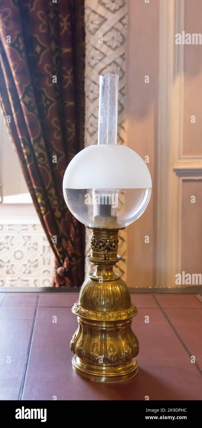 Vintage Öllampe auf dem Tisch Stockfoto