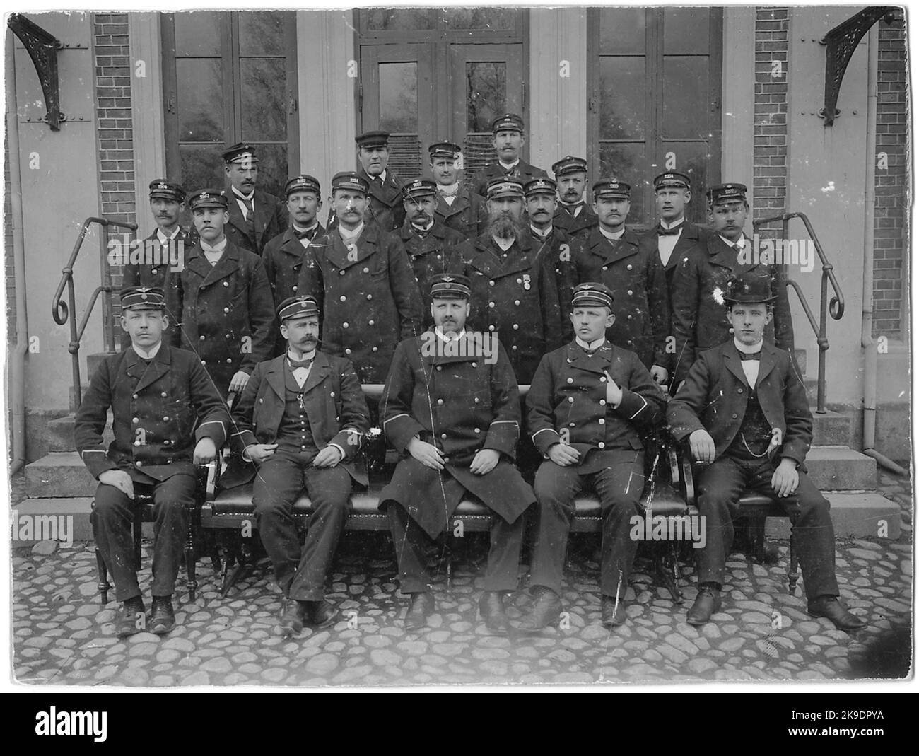 Statems Eisenbahnen, SJ-Mitarbeiter, die sich vor dem Bahnhofshaus für die Fotografie eingerichtet haben. Stockfoto