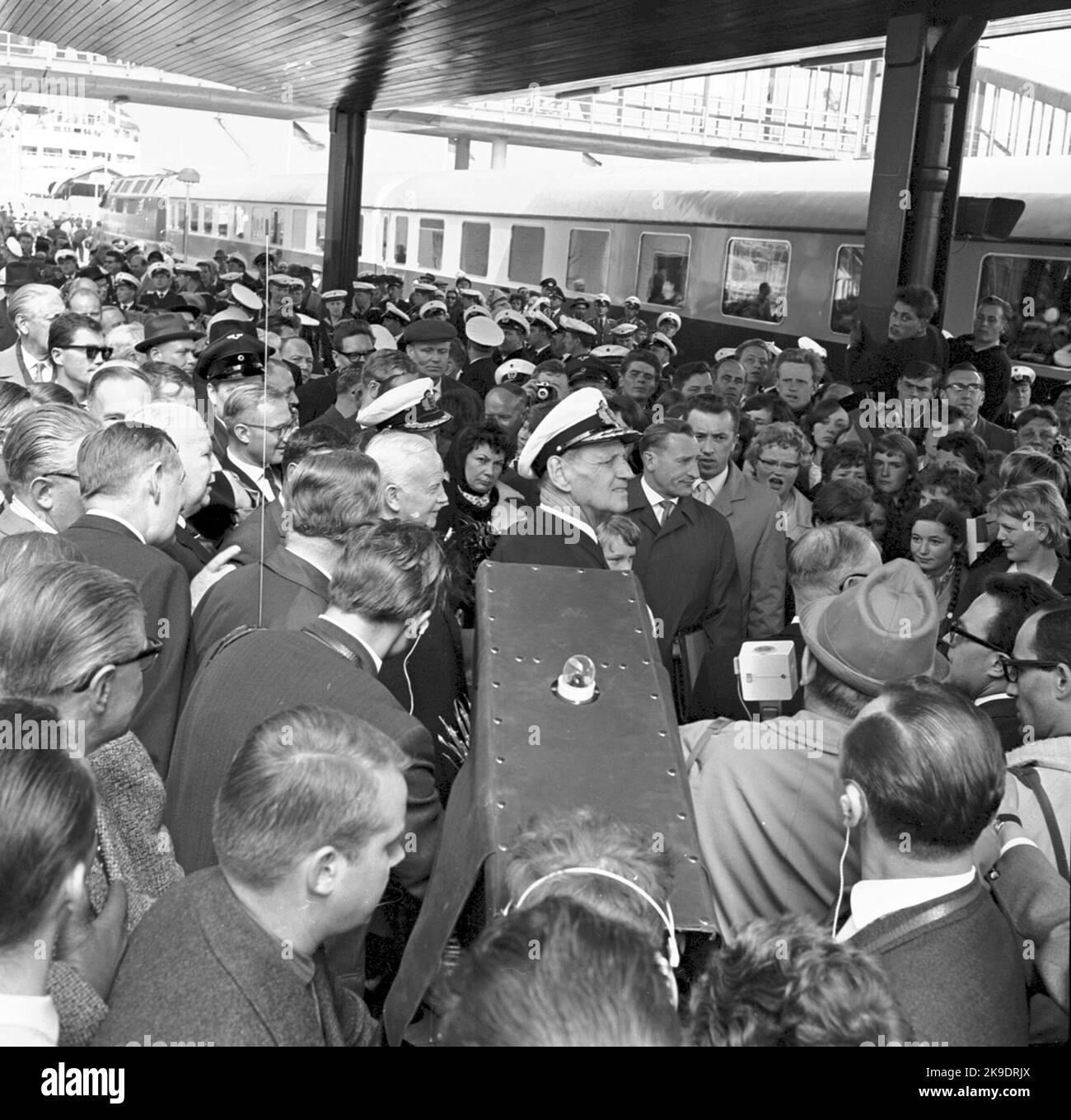 Einweihung der 'Bird Road Line' zwischen Rodbyhavn, Lolland, Dänemark und Puttgarden, Fehmarn, Deutschland. Die neue Fährlinie heißt auf der dänischen Fugleflugtslinie und auf der deutschen Vogelfluglinie "The Bird Road Line", da die Linie der Flugstrecke der Zugvögel folgt. Dänemarks König Frederik IX., in der Mitte im Profil Stockfoto