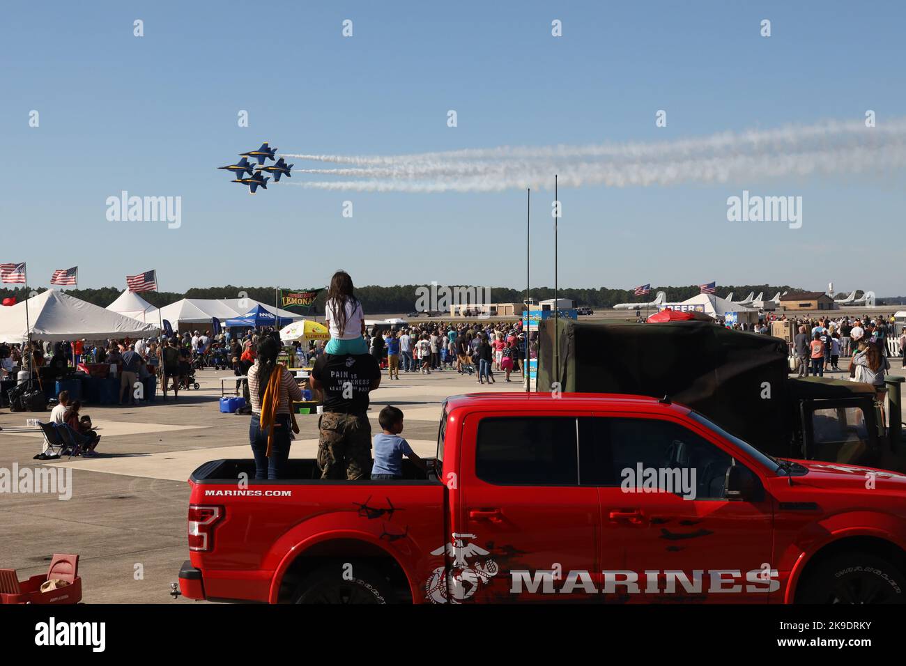 US Marine Corps Staff Sgt. Faustino Cabrera, der Kommandant der Station Recruiting Substation Jacksonville Beach, beobachtet das Demonstrationsgeschwader der Marine, die Blue Angels, mit seiner Familie auf der Naval Air Station in Jacksonville, Florida, am 22. Oktober 2022. Cabrera unterstützte das 6. Marine Corps District Enhanced Marketing Vehicle Team während der jährlichen Flugschau zur Unterstützung der Rekrutierungsbemühungen. (USA Marine Corps Foto von Lance CPL. Jareka Curtis) Stockfoto