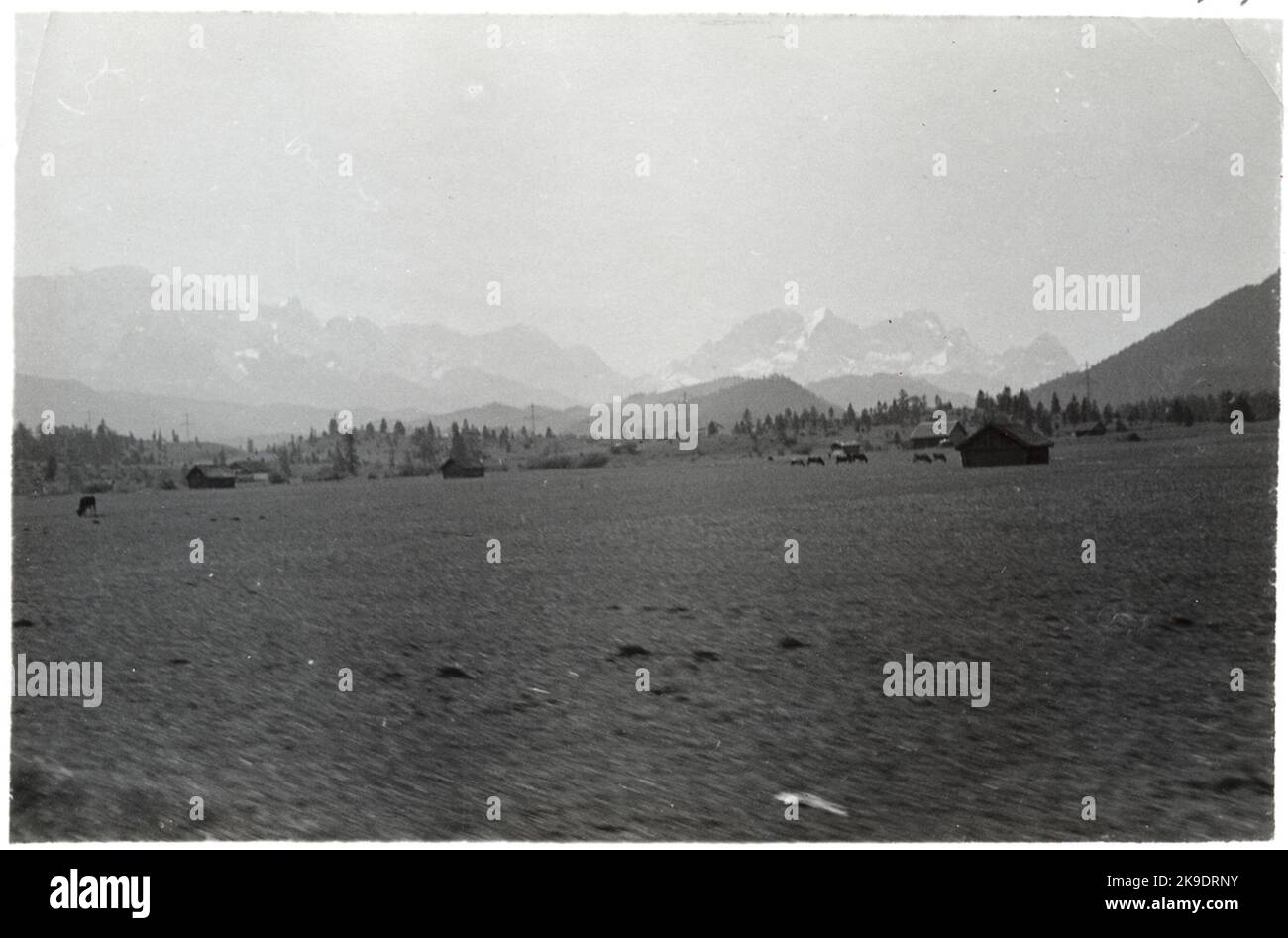 Blick in die Landschaft auf der Strecke zwischen Garmisch und München. Stockfoto