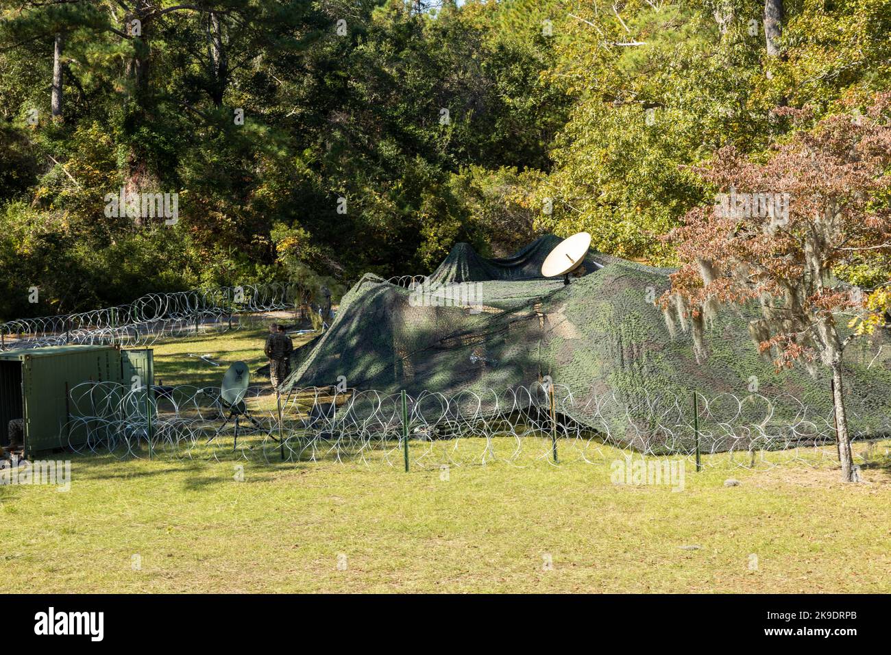 Ein System von Zelten wurde für die 2. Marine Logistics Group Command Post Exercise (CPX) auf Camp Lejeune, North Carolina, am 26. Oktober 2022 eingerichtet. Marines wurden in den Aufbau und die Nutzung eines Kampfeinsatzzentrums eingearbeitet, während die Zertifizierung aller Ausrüstung berücksichtigt und funktionsfähig war. (USA Marine Corps Foto von Sgt. Christian M. Garcia). Stockfoto