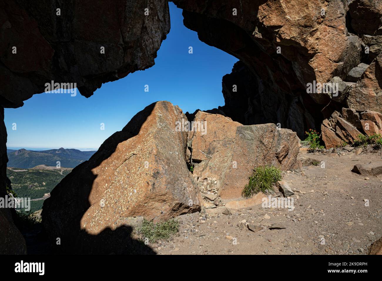 WA22563-00...WASHINGTON - Blick durch das Schlüsselloch, wo der Boundary Trail durch einen Felsrücken im Mount St. Helens National Volcanic Monument kreuzt. Stockfoto