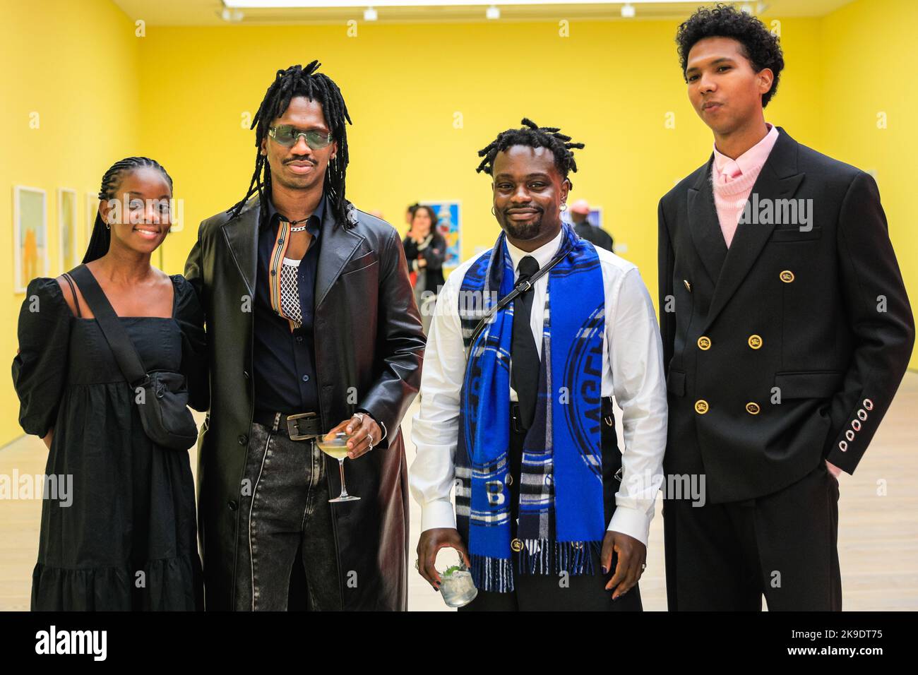 London, Großbritannien. 27. Oktober 2022. Ausgewählte Fotografen (von links nach rechts) tbc, tbc, Campbell Addy und Tyler Mitchell. Geladene Gäste und Künstler mischen sich und posieren mit den Bildern. Privatansicht der neuen Ausstellung 'The New Black Vanguard: Photography between Art and Fashion' in der Saatchi Gallery in London, unterstützt von Burberry. Die Ausstellung zeigt 15 internationale Black-Fotografen und ist eine Hommage an die Kreativität der Schwarzen vor und hinter der Kamera, die bis zum 22. Januar 2023 läuft. Kredit: Imageplotter/Alamy Live Nachrichten Stockfoto