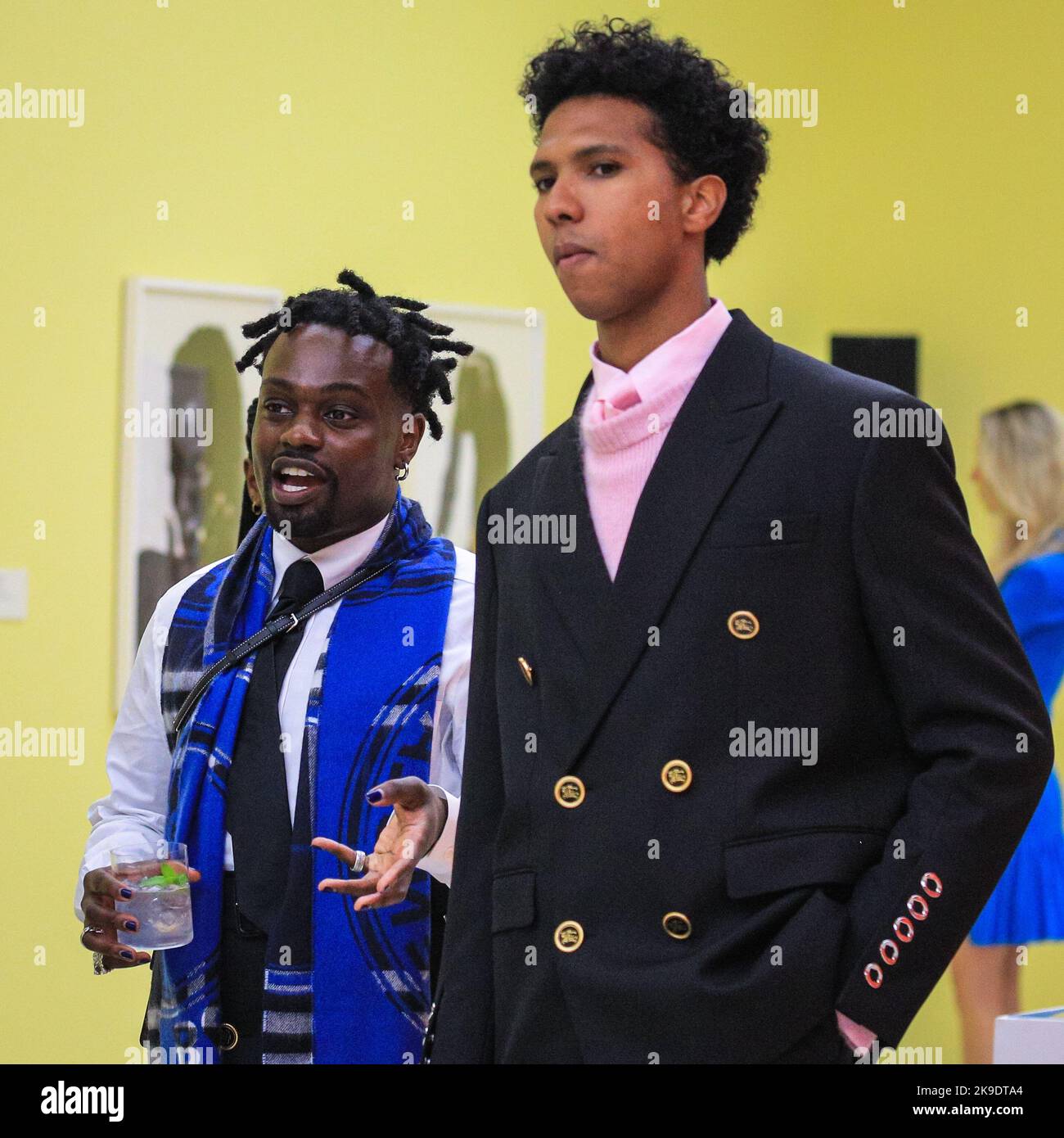 London, Großbritannien. 27. Oktober 2022. Die Fotografen Campbell Addy (links) und Tyler Mitchell (rechts). Geladene Gäste und Künstler mischen sich und posieren mit den Bildern. Privatansicht der neuen Ausstellung 'The New Black Vanguard: Photography between Art and Fashion' in der Saatchi Gallery in London, unterstützt von Burberry. Die Ausstellung zeigt 15 internationale Black-Fotografen und ist eine Hommage an die Kreativität der Schwarzen vor und hinter der Kamera, die bis zum 22. Januar 2023 läuft. Kredit: Imageplotter/Alamy Live Nachrichten Stockfoto