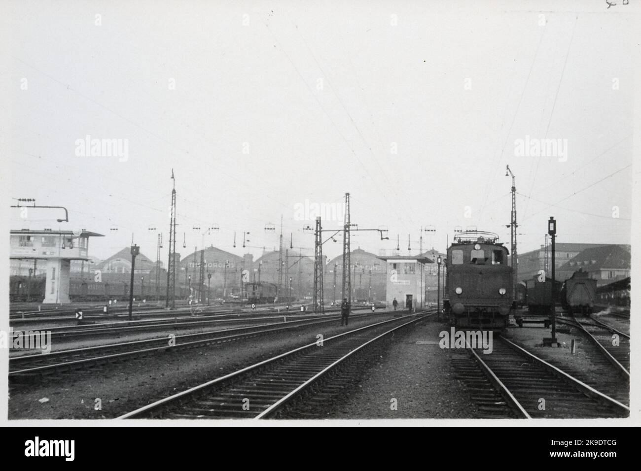 Järnvägs Stationen VID München Hauptbahnhof. Stockfoto