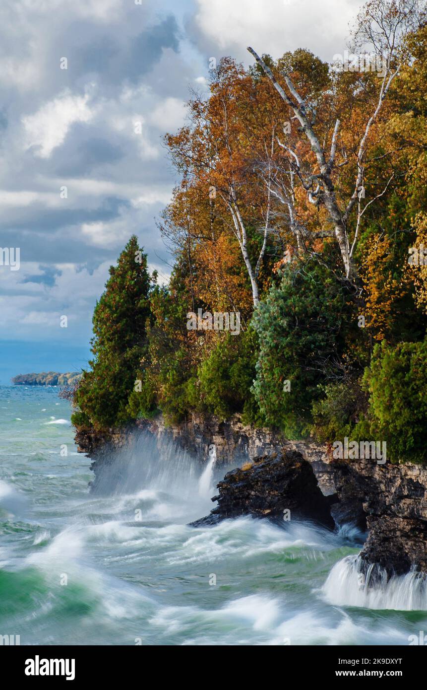 Stürmische Gewässer greifen das Ufer des Cave Point Lake Michigan, den Cave Point County Park, Door County, Wisconsin an Stockfoto