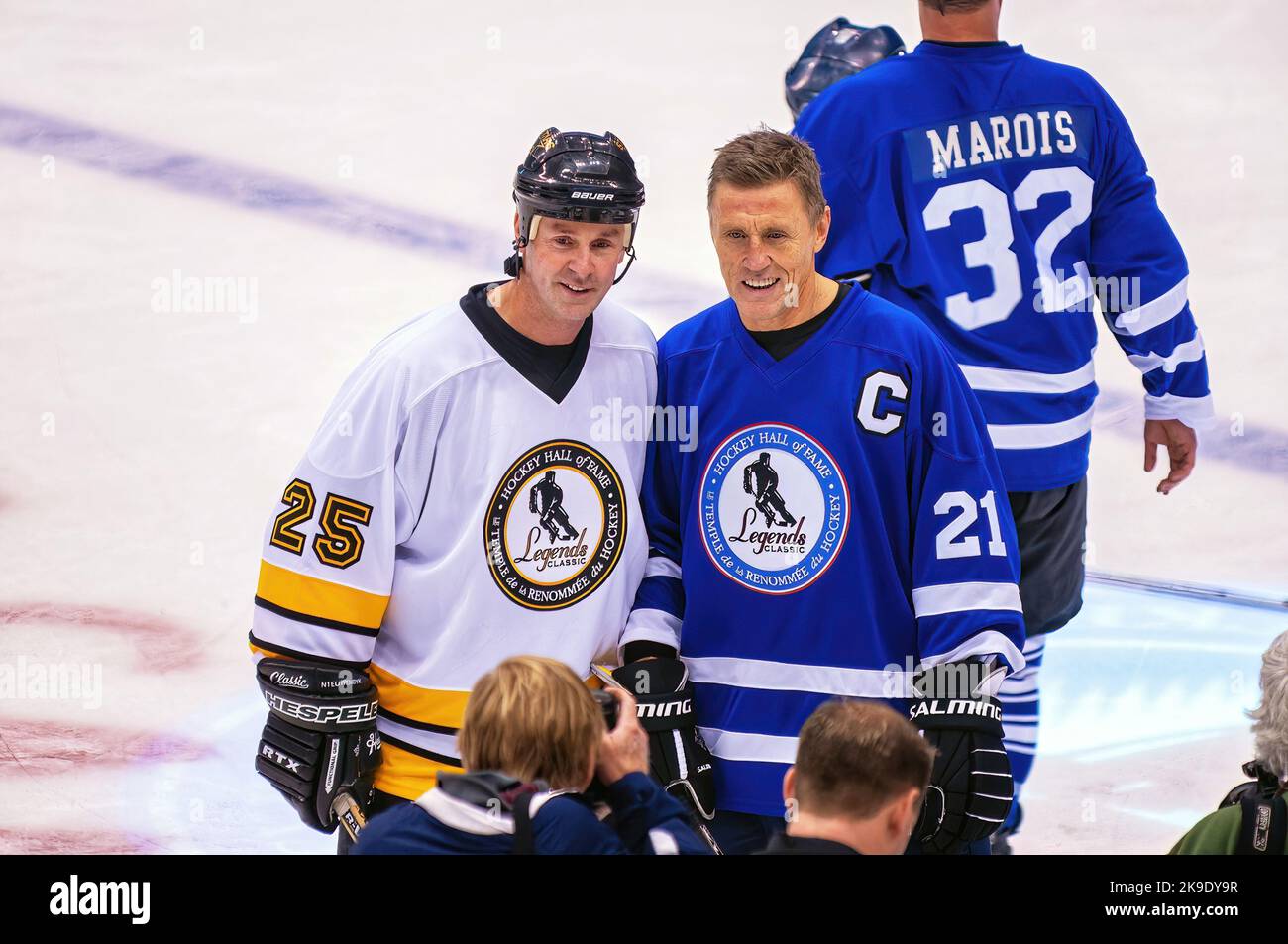 Toronto, Kanada - 13. November 2011: Der neue Einlasser Joe Nieuwendyk posiert mit der Toronto Maple Leafs-Legende Borje Salming nach dem Hockey Hall of Fame Legends Classic-Spiel im Air Canada Centre Stockfoto