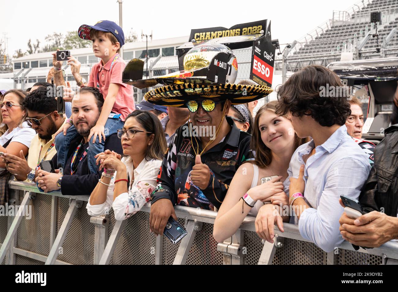 Mexiko-Stadt, Mexiko, 27. Oktober 2022, die Massen beobachten die Teams in der Box vor dem Rennen an diesem Wochenende. Quelle: Lexie Harrison-Cri Stockfoto