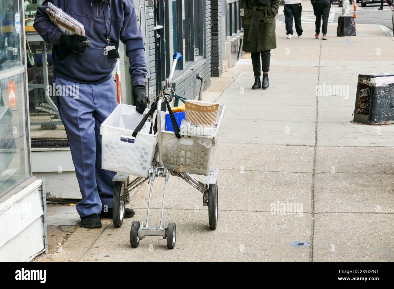 Briefträger, der Post liefert. Wicker Park Nachbarschaft, Chicago, Illinois. Stockfoto