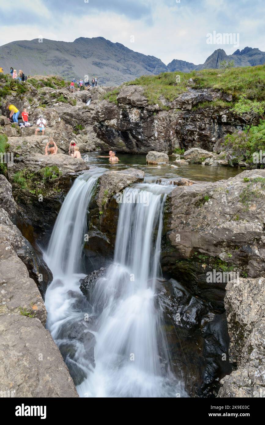 Isle of Skye, Schottland, UK-Juli 27 2022: Touristen auf Familienurlaub genießen das kühle klare Wasser der Pools, an einem warmen Sommertag, entlang der beliebten Wal Stockfoto