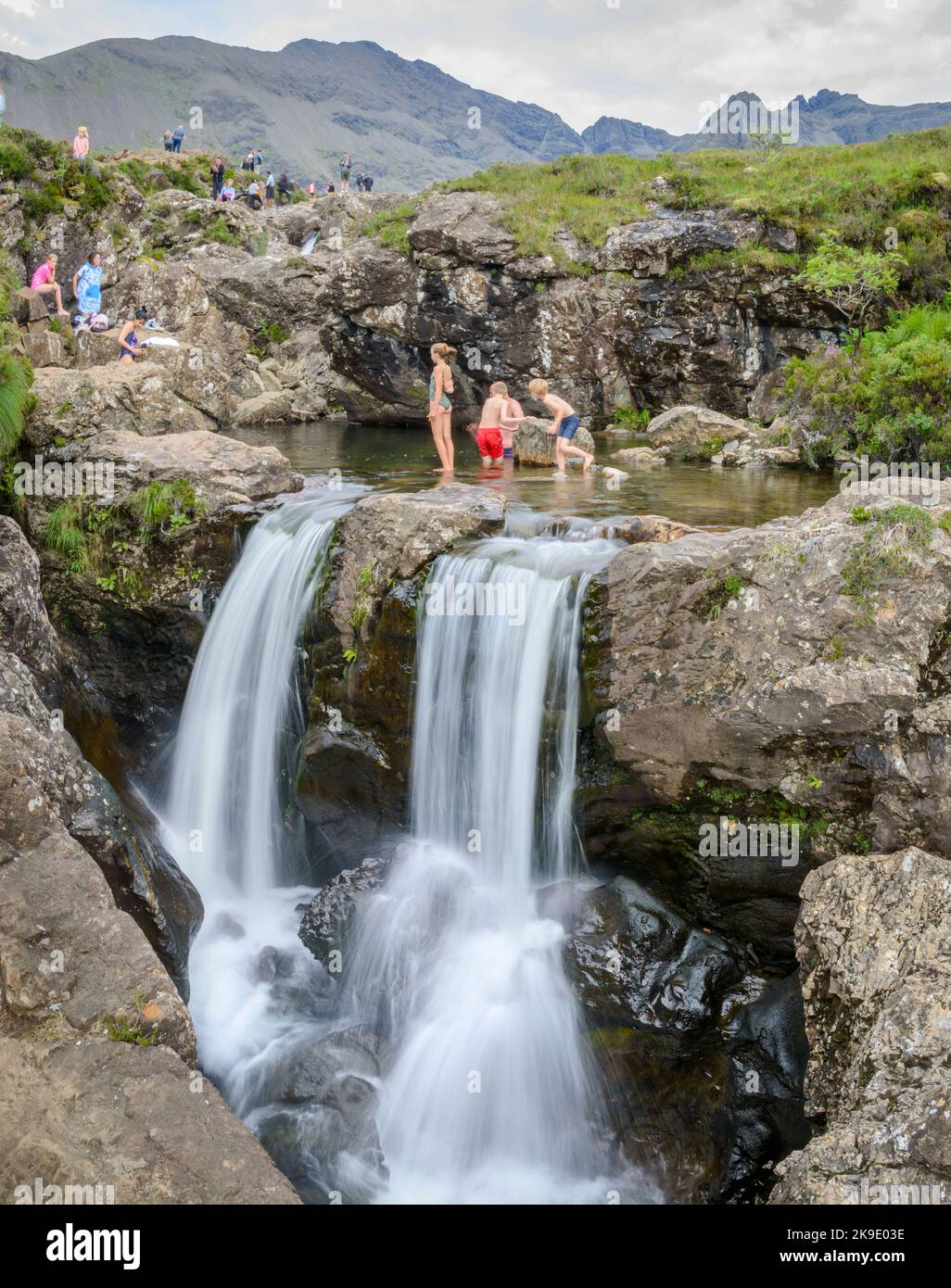 Isle of Skye, Schottland, UK-Juli 27 2022: Touristen auf Familienurlaub genießen das kühle klare Wasser der Pools, an einem warmen Sommertag, entlang der beliebten Wal Stockfoto