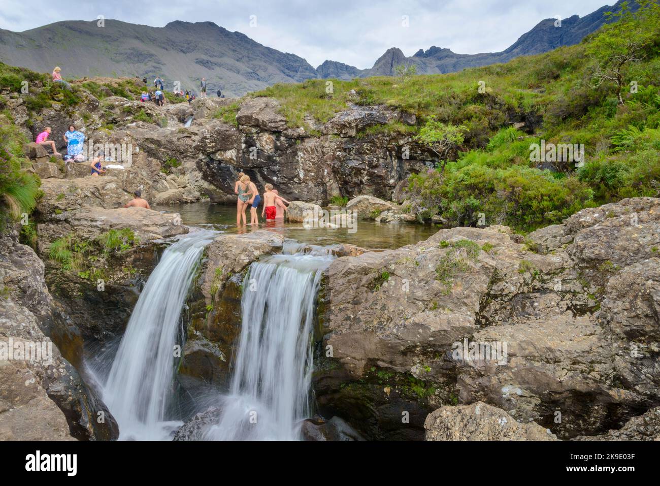 Isle of Skye, Schottland, UK-Juli 27 2022: Touristen auf Familienurlaub genießen das kühle klare Wasser der Pools, an einem warmen Sommertag, entlang der beliebten Wal Stockfoto