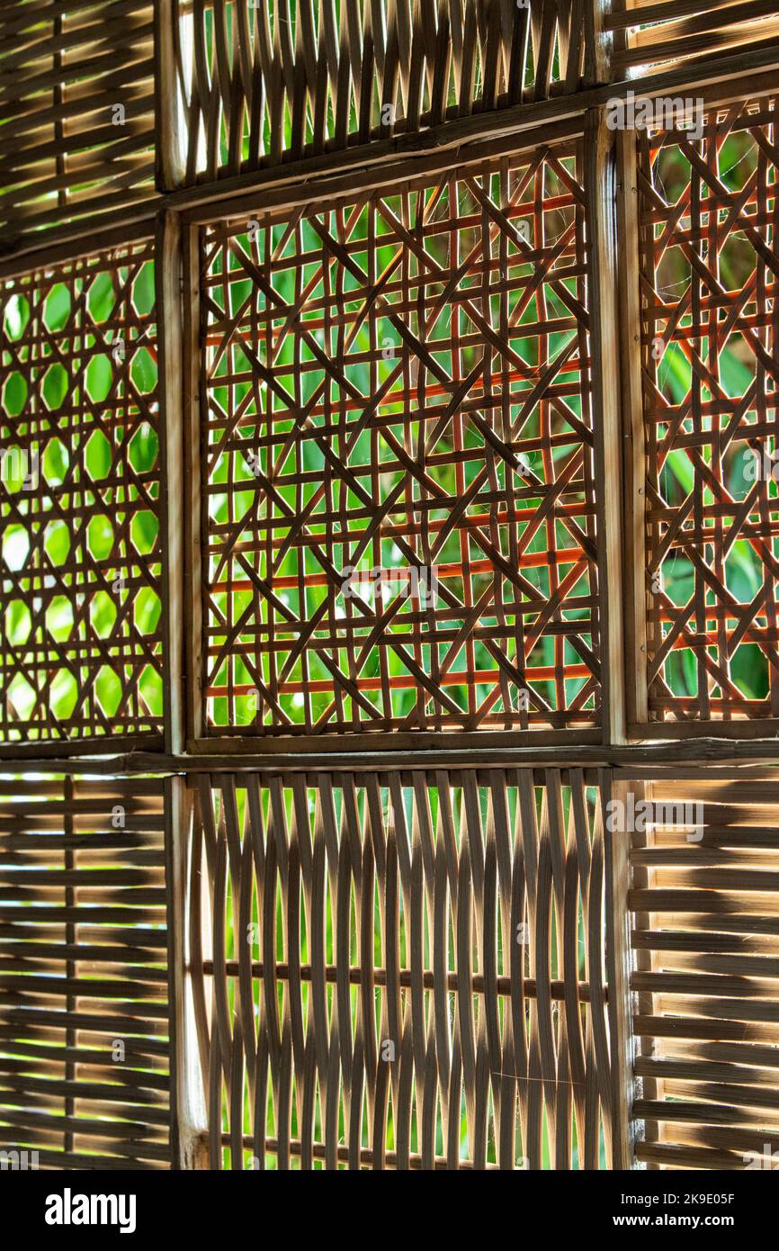 Indonesien, Bali. Gewebte ratan-Wand. Stockfoto