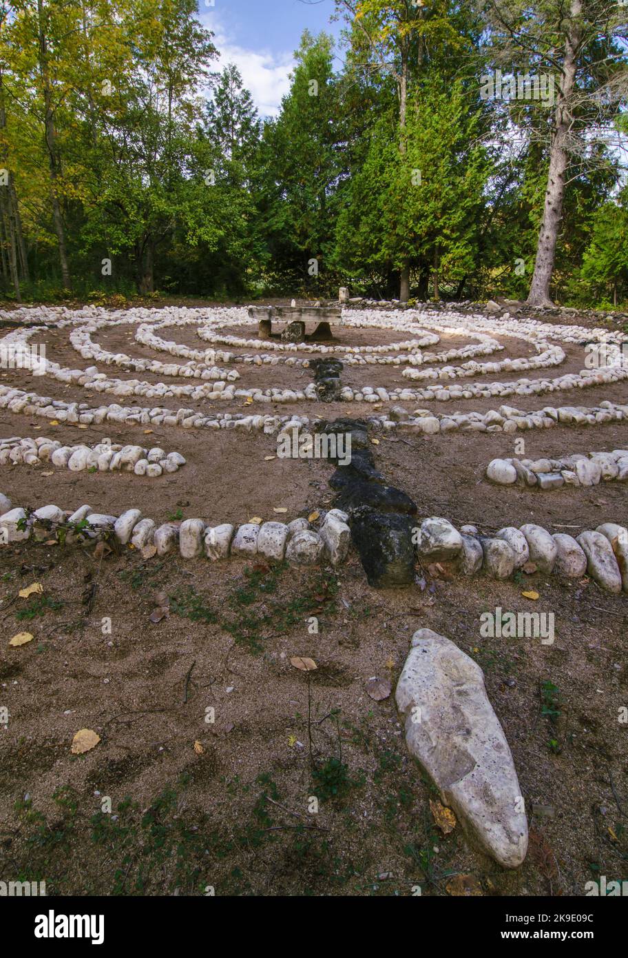 Das Clearing Labyrinth lädt ein, in ruhiger Einsamkeit durch das Gitter zu gehen und den Tag, Door County, Wisconsin, zu betrachten Stockfoto