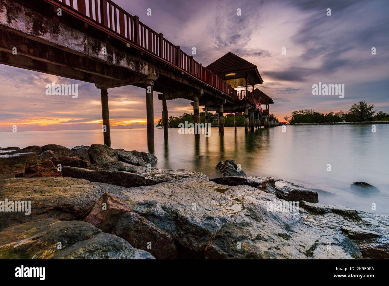 Cahaya Negeri Beach Jetty bei Sonnenuntergang Stockfoto