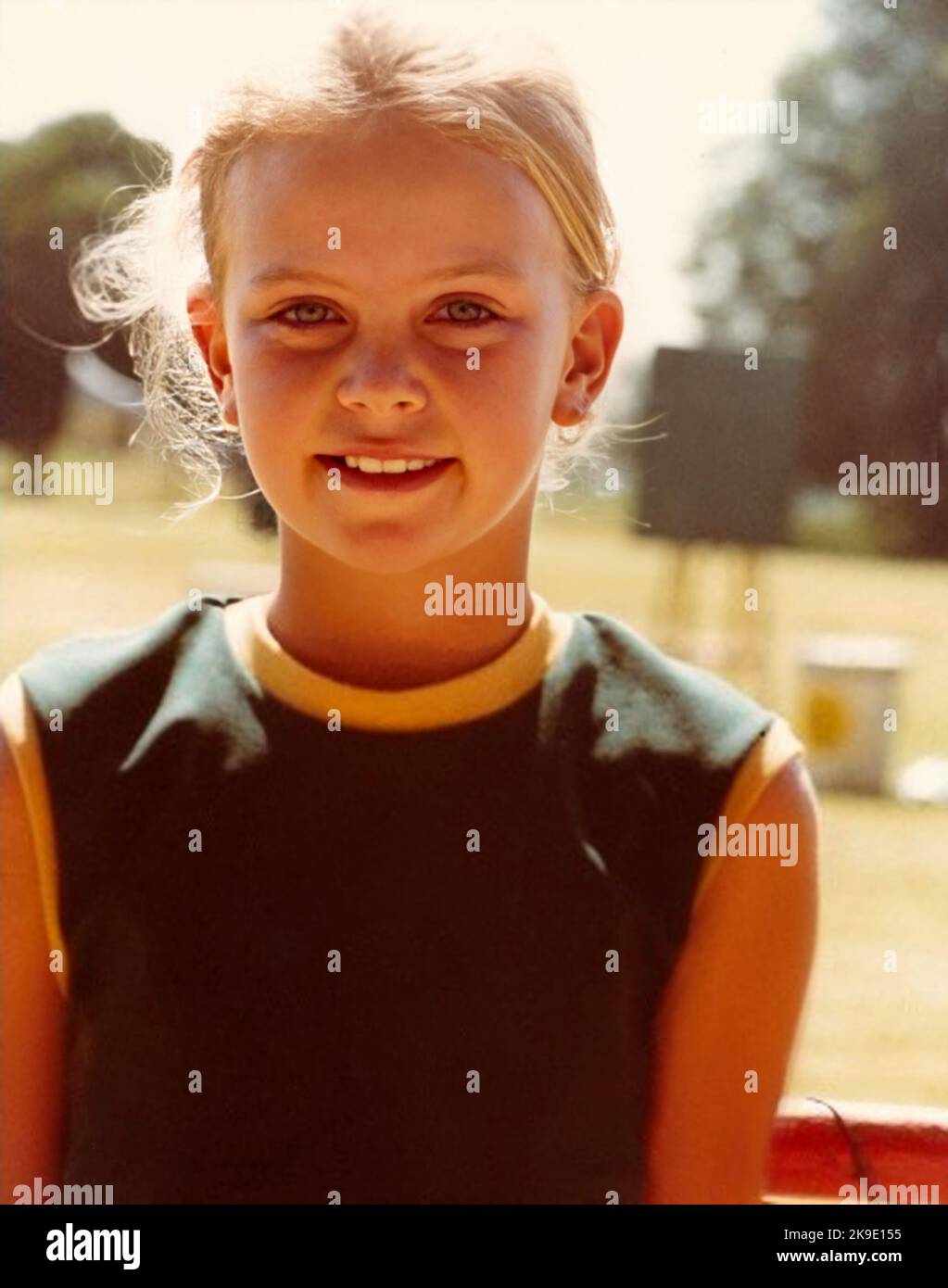 1984, USA: Die gefeierte amerikanische Schauspielerin CHARLIZE THERON ( geboren am 7. august 1975), als ein junges Mädchen im Alter von 9 Jahren in der Schule war. Unbekannter Fotograf .- GESCHICHTE - FOTO STORICHE - ATTRICE - FILM - KINO - personalità da da giovane giovani - da Bambina Bambini bambino - Persönlichkeit Persönlichkeiten, als jung war - SEX SYMBOL - blond - bionda - Lächeln - sorriso - GESCHICHTE - FOTO STORICHE --- ARCHIVIO GBB Stockfoto