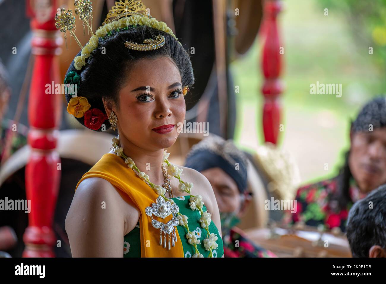 Indonesien, Java, Borobudur. Kulturelle Folklore-Tänzer in traditioneller Kleidung. Stockfoto