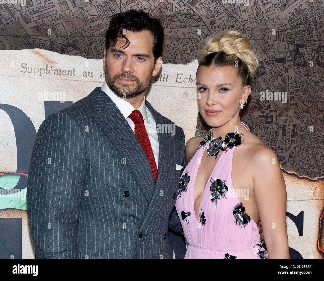 New York, USA. 27. Oktober 2022. Henry Cavill und Millie Bobby Brown treffen am Donnerstag, den 27.. Oktober 2022, auf dem roten Teppich zur Weltpremiere von Enola Holmes 2 im Pariser Theater in New York, NY, ein. Foto von Gabriele Holtermann/UPI Kredit: UPI/Alamy Live News Stockfoto