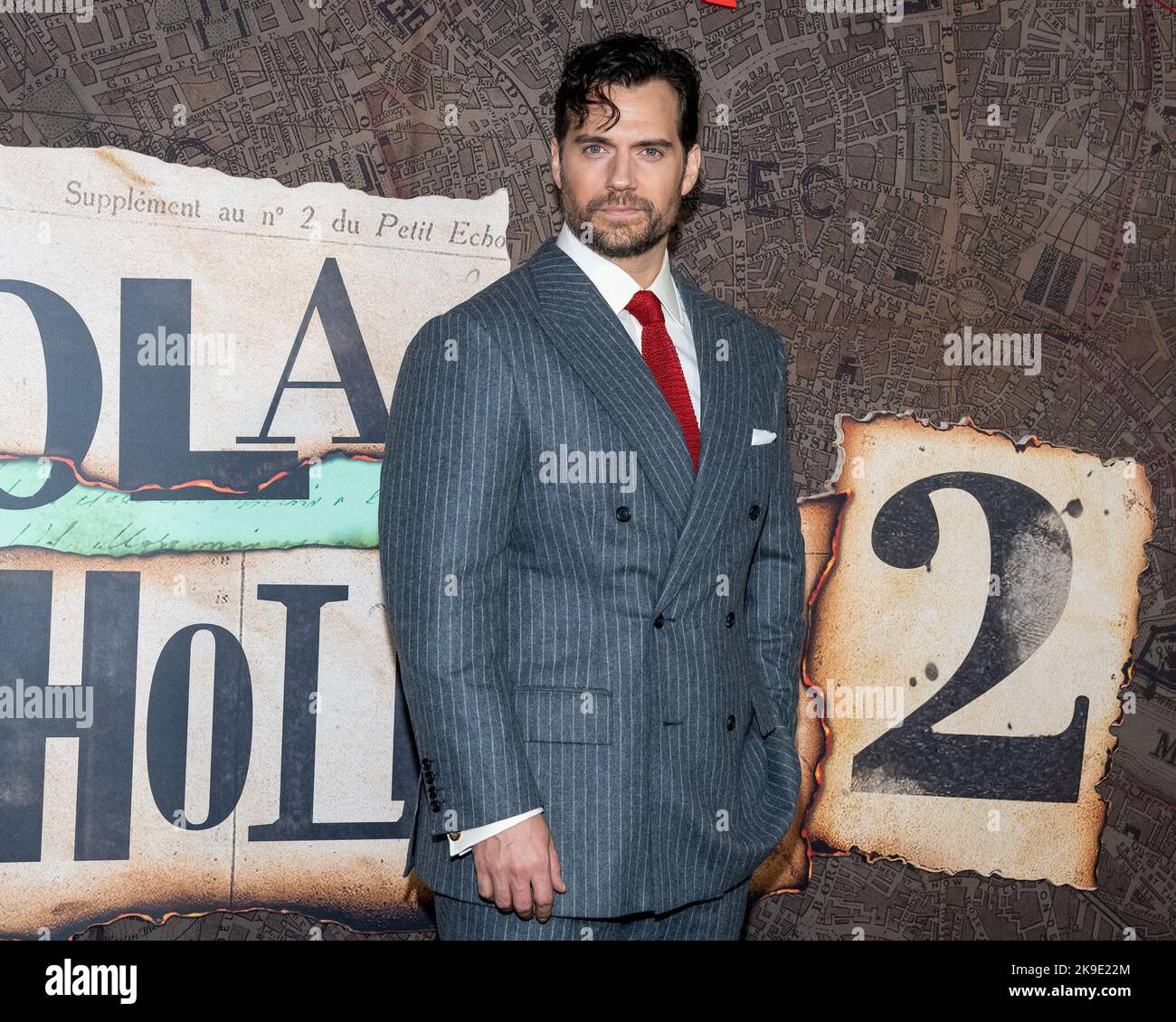New York, USA. 27. Oktober 2022. Henry Cavill trifft am Donnerstag, den 27.. Oktober 2022, auf dem roten Teppich zur Weltpremiere von Enola Holmes 2 im Pariser Theater in New York, NY, ein. Foto von Gabriele Holtermann/UPI Kredit: UPI/Alamy Live News Stockfoto