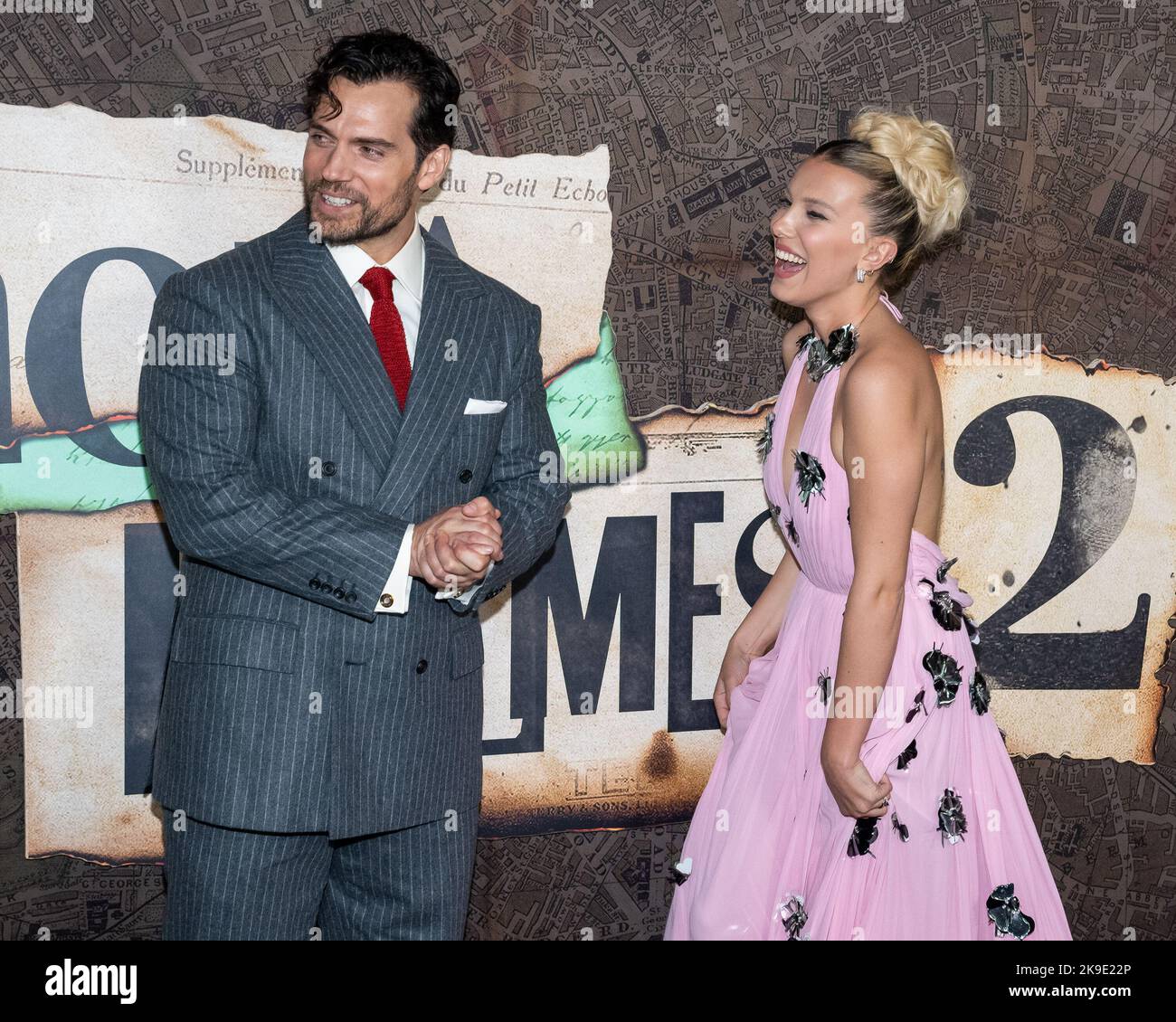 New York, USA. 27. Oktober 2022. Henry Cavill und Millie Bobby Brown treffen am Donnerstag, den 27.. Oktober 2022, auf dem roten Teppich zur Weltpremiere von Enola Holmes 2 im Pariser Theater in New York, NY, ein. Foto von Gabriele Holtermann/UPI Kredit: UPI/Alamy Live News Stockfoto