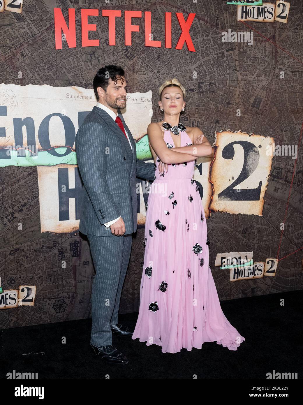 New York, USA. 27. Oktober 2022. Henry Cavill und Millie Bobby Brown treffen am Donnerstag, den 27.. Oktober 2022, auf dem roten Teppich zur Weltpremiere von Enola Holmes 2 im Pariser Theater in New York, NY, ein. Foto von Gabriele Holtermann/UPI Kredit: UPI/Alamy Live News Stockfoto