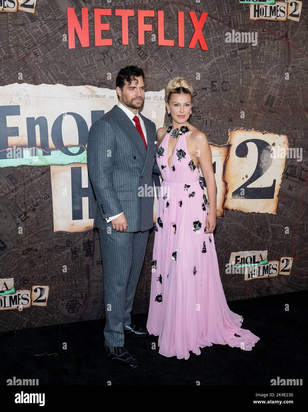 New York, USA. 27. Oktober 2022. Henry Cavill und Millie Bobby Brown treffen am Donnerstag, den 27.. Oktober 2022, auf dem roten Teppich zur Weltpremiere von Enola Holmes 2 im Pariser Theater in New York, NY, ein. Foto von Gabriele Holtermann/UPI Kredit: UPI/Alamy Live News Stockfoto