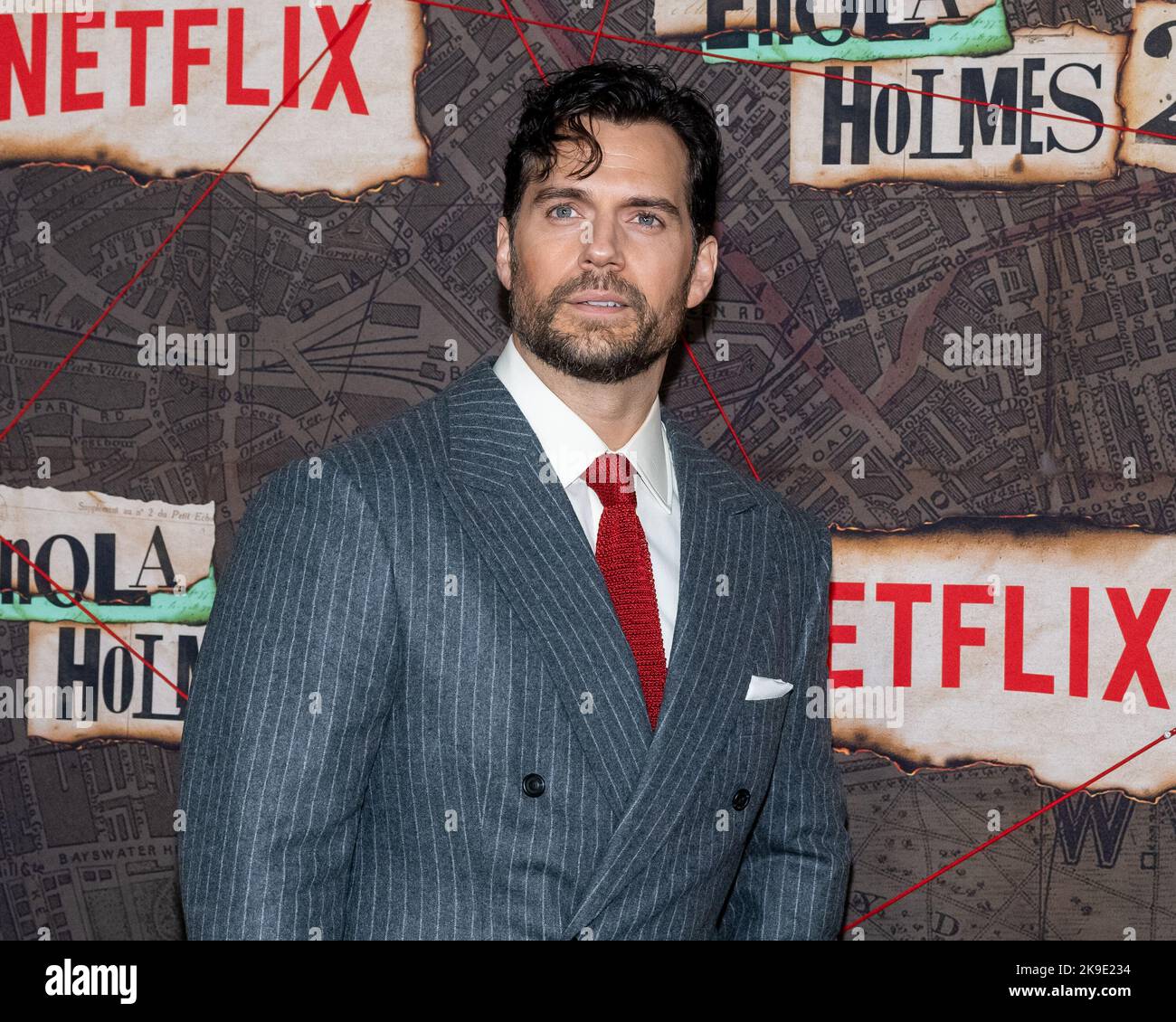 New York, USA. 27. Oktober 2022. Henry Cavill trifft am Donnerstag, den 27.. Oktober 2022, auf dem roten Teppich zur Weltpremiere von Enola Holmes 2 im Pariser Theater in New York, NY, ein. Foto von Gabriele Holtermann/UPI Kredit: UPI/Alamy Live News Stockfoto