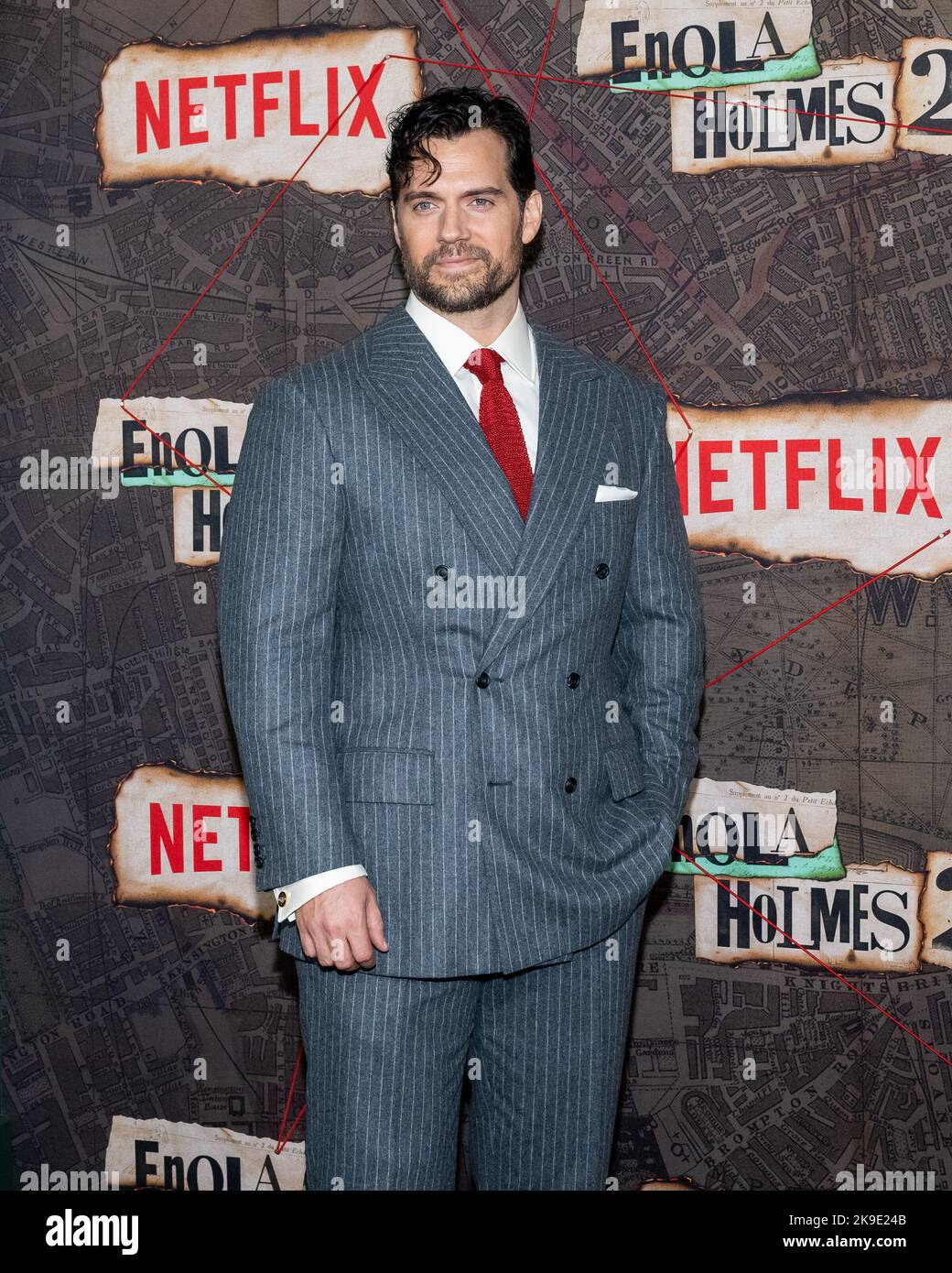 New York, USA. 27. Oktober 2022. Henry Cavill trifft am Donnerstag, den 27.. Oktober 2022, auf dem roten Teppich zur Weltpremiere von Enola Holmes 2 im Pariser Theater in New York, NY, ein. Foto von Gabriele Holtermann/UPI Kredit: UPI/Alamy Live News Stockfoto