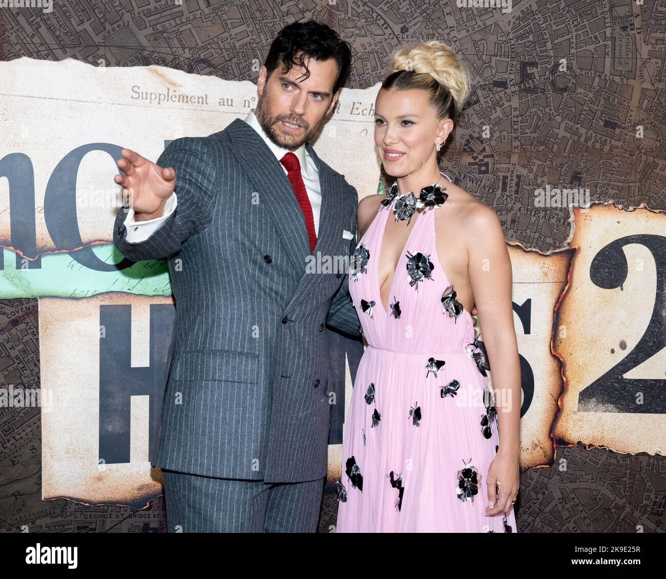 New York, USA. 27. Oktober 2022. Henry Cavill und Millie Bobby Brown treffen am Donnerstag, den 27.. Oktober 2022, auf dem roten Teppich zur Weltpremiere von Enola Holmes 2 im Pariser Theater in New York, NY, ein. Foto von Gabriele Holtermann/UPI Kredit: UPI/Alamy Live News Stockfoto