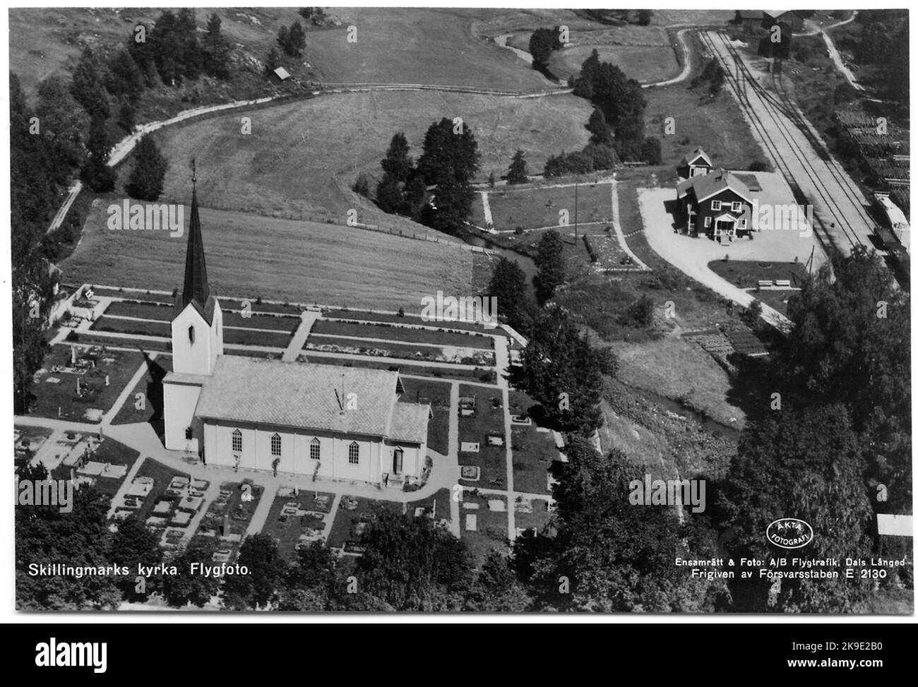 Blick auf die Skillingmark-Kirche und den Bahnhof Skillingsfors. Stockfoto
