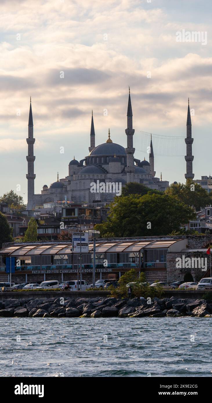 Blaue Moschee (Sultan-Ahmed-Moschee) mit sechs Minaretten über dem Wasser bei Sonnenuntergang, Istanbul, Türkei Stockfoto