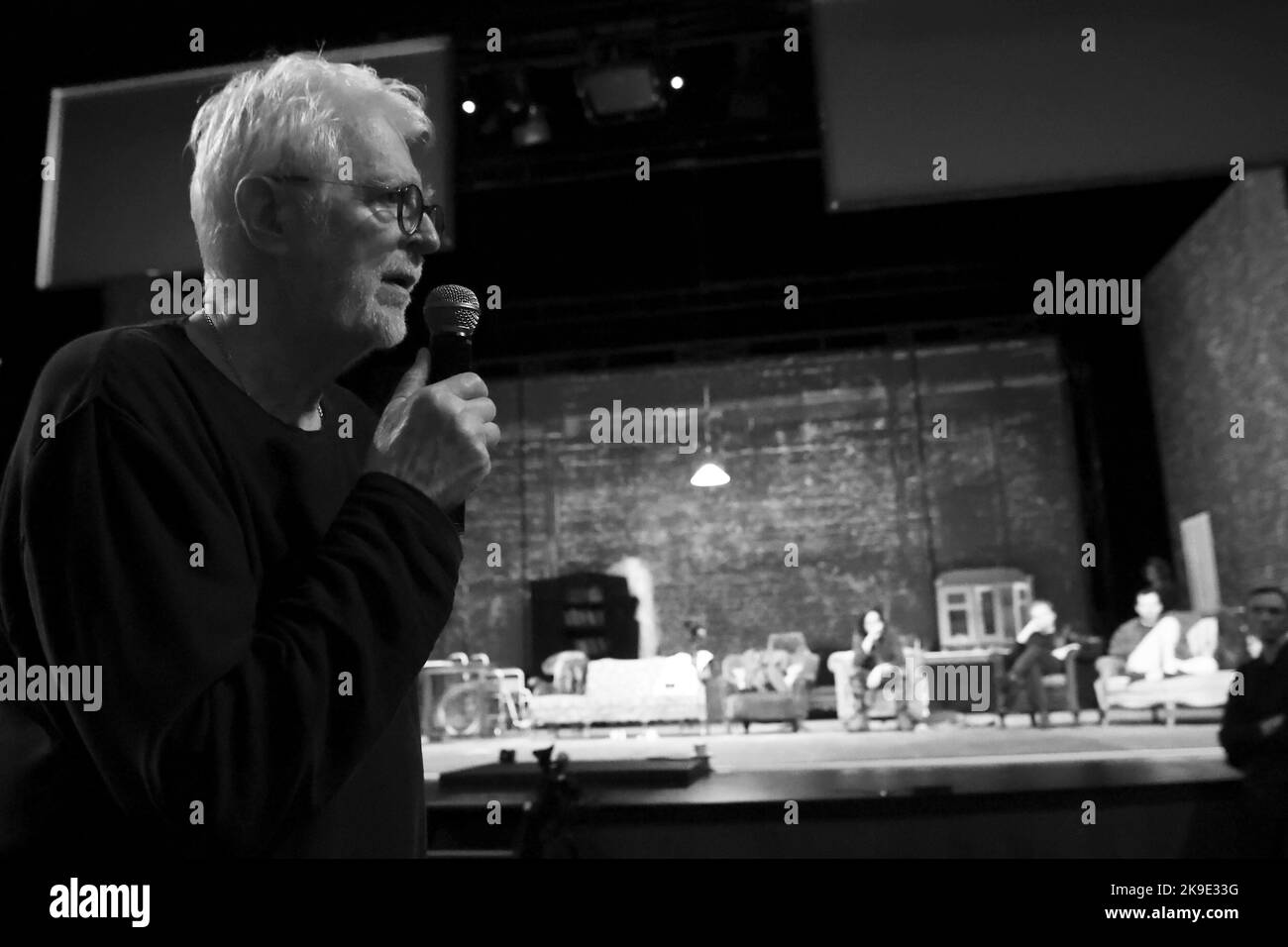 Madrid Spanien; 10.27.2022.- Imagine, die Reise zur Gegenkultur der 60s und 70s durch den großen polnischen Regisseur Krystian Lupa, wird im Teatros del Canal präsentiert, das die Premiere in Spanien veranstaltet. Die fünfstündige Show ist für diesen Freitag und Samstag im Red Room geplant und wird vom berühmten Song von John Lennon inspiriert. Imagine ist eine künstlerische Reise, bei der man glaubte, dass es möglich war, von dem, was Lupa einen Mann des Krieges nennt, zu einem Mann des Friedens zu gehen, zu dem der Hippie-Generation, zu dem der „neue Ära“ gehörte, zu dem der polnische Regisseur gehörte. Krystian Lupa ist einer der großen europäischen Direktionen Stockfoto