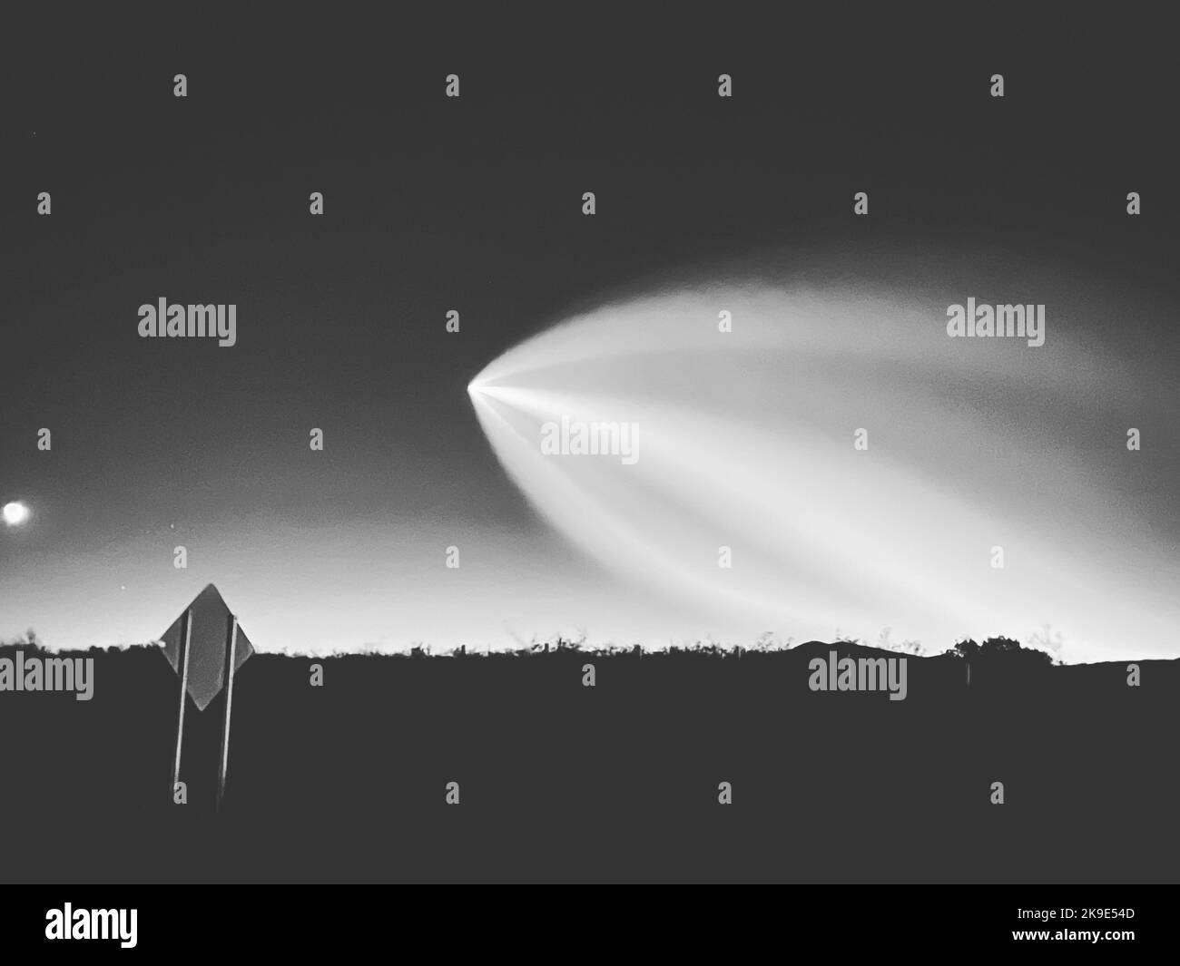 SpaceX bei seinem ersten Start seiner Falcon Heavy-Mega-Rakete in drei Jahren. Rakete vom Hidalgo de Parral Highway in Richtung Chihuahua Mexico. Elon Musk Stockfoto
