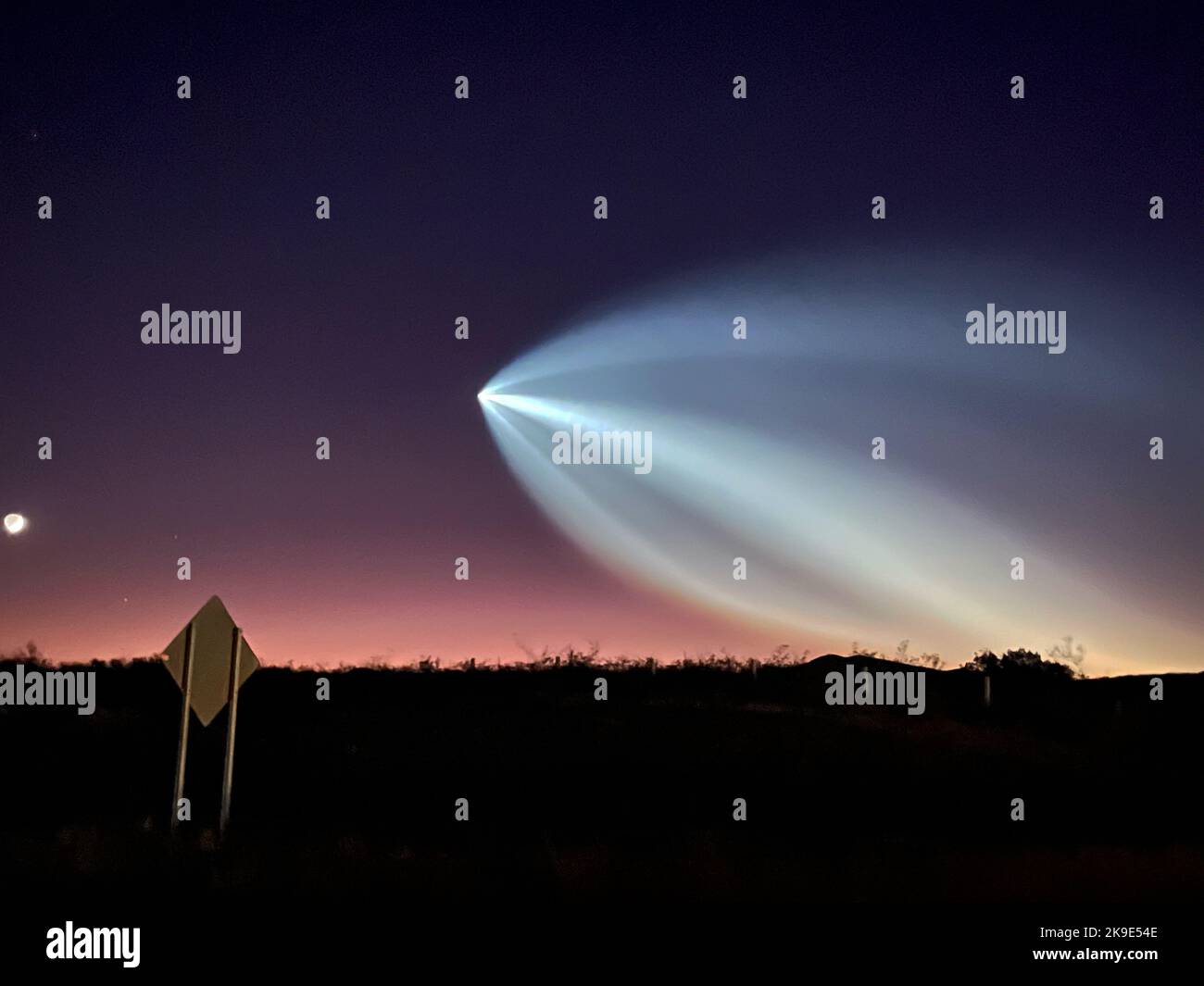SpaceX bei seinem ersten Start seiner Falcon Heavy-Mega-Rakete in drei Jahren. Rakete vom Hidalgo de Parral Highway in Richtung Chihuahua Mexico. Elon Musk Stockfoto SpaceX bei seinem ersten Start seiner Falcon Heavy-Mega-Rakete in drei Jahren. Rakete vom Hidalgo de Parral Highway in Richtung Chihuahua Mexico. Elon Musk Stockfoto