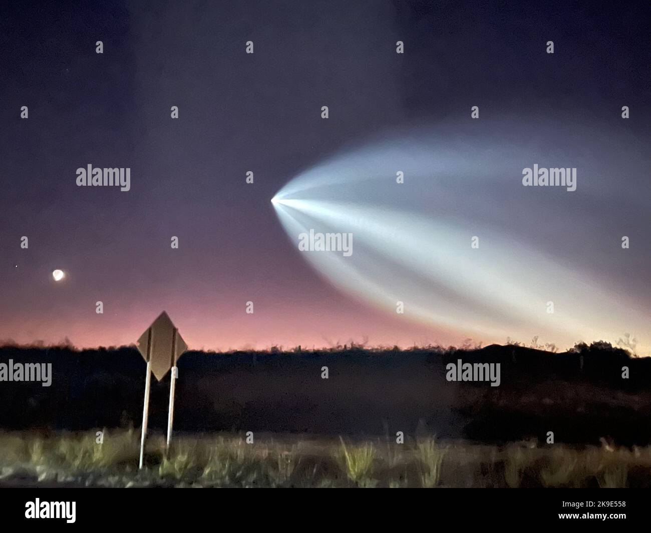 SpaceX bei seinem ersten Start seiner Falcon Heavy-Mega-Rakete in drei Jahren. Rakete vom Hidalgo de Parral Highway in Richtung Chihuahua Mexico. Elon Musk Stockfoto SpaceX bei seinem ersten Start seiner Falcon Heavy-Mega-Rakete in drei Jahren. Rakete vom Hidalgo de Parral Highway in Richtung Chihuahua Mexico. Elon Musk Stockfoto