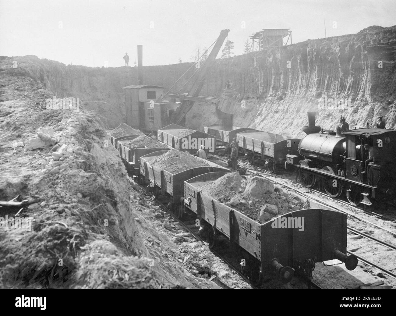 Die Staatsbahnen, SJ PB 369 mit Schotterzug im Schacht am Fluss Öre. Stockfoto