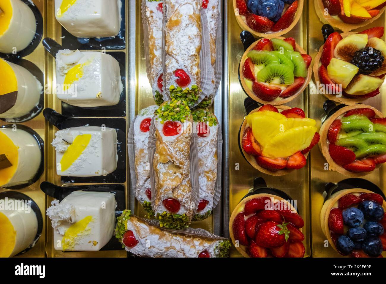 Auswahl an leckeren und bunten Desserts mit Früchten Stockfoto