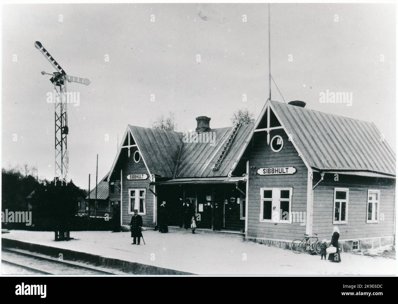 Der Bahnhof wurde 1886 eröffnet. Einstöckiges Stationshaus aus Holz mit zwei Giebeln zur Strecke. Bahnhofshaus der größten Art des Kurses. Der Bahnhof wurde 1977 geschlossen. Das Bahnhofshaus wurde im April 1981 abgerissen. Stockfoto