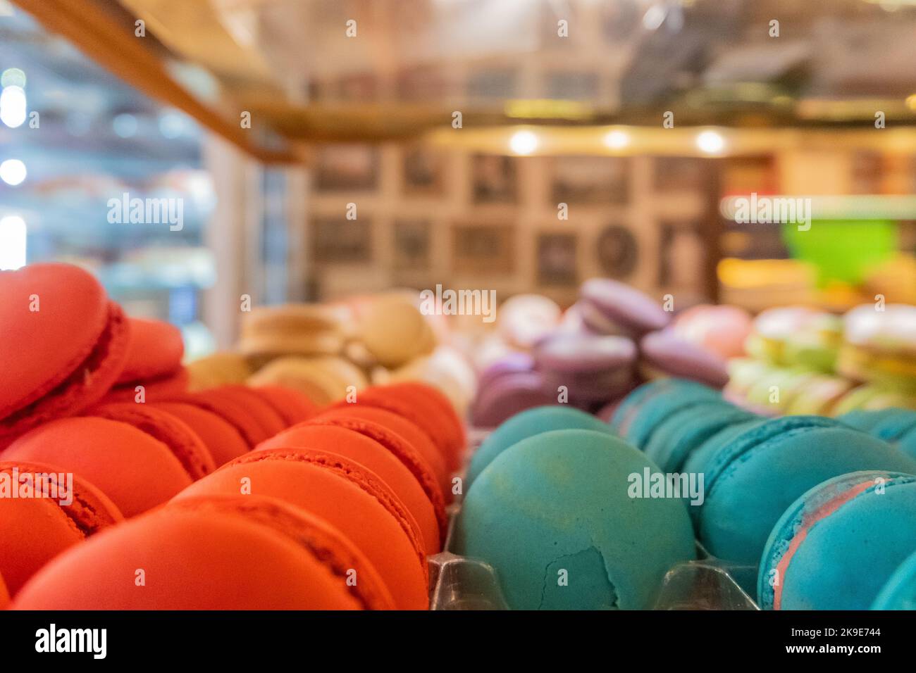 Leckere bunte rote, violette und blaue Makronen Stockfoto